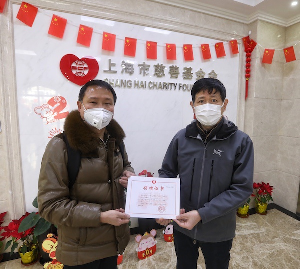 换坐公交他背来了30万元今天目前上海抗疫最高个人现金捐款送到晚报