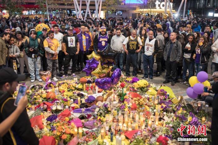 当地时间1月27日,球迷在NBA洛杉矶湖人队主场斯台普斯中心旁边的广场上悼念科比·布莱恩特。中新社记者 刘关关 摄
