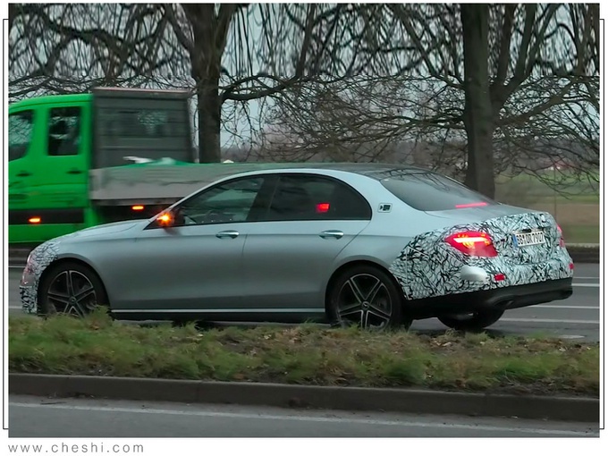 再等一个月！奔驰全新E级工厂实拍泄露，增新动力，比奥迪A6香？