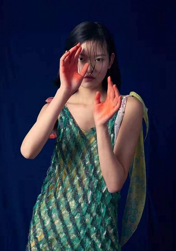 这位中国设计师里唯一的珠珠女孩susanfang制霸了时尚大片designin