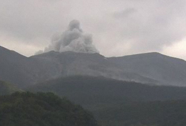 日本新岳火山喷发:烟雾达7000米 碎石飞半公里外
