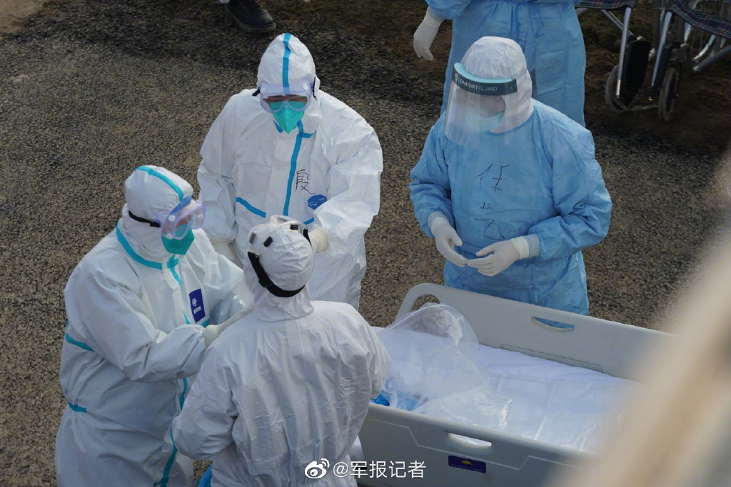 现场图首位新型冠状病毒感染肺炎患者抵达火神山医院
