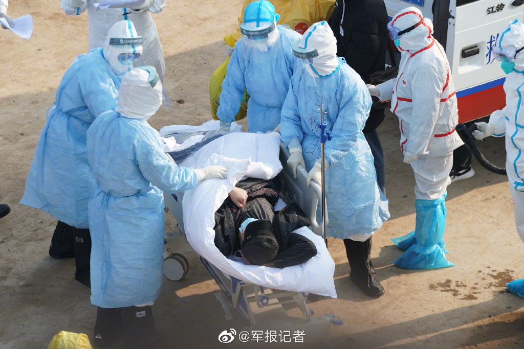 现场图首位新型冠状病毒感染肺炎患者抵达火神山医院