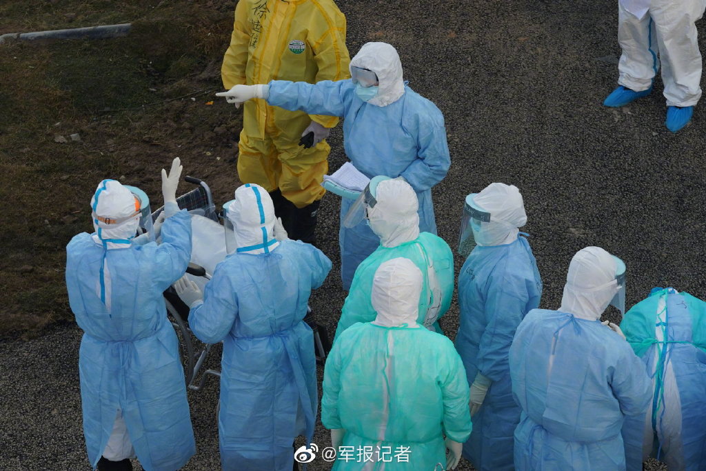 现场图首位新型冠状病毒感染肺炎患者抵达火神山医院