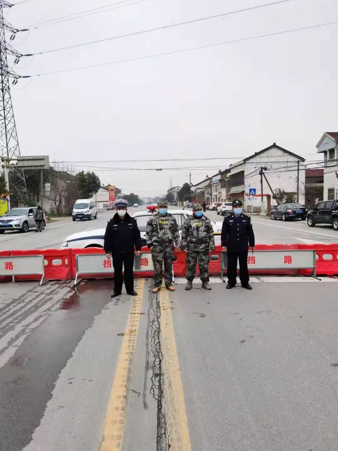 湖北当阳值班的交警们袁小文今年58岁了,他是湖北省当阳市的交通民警