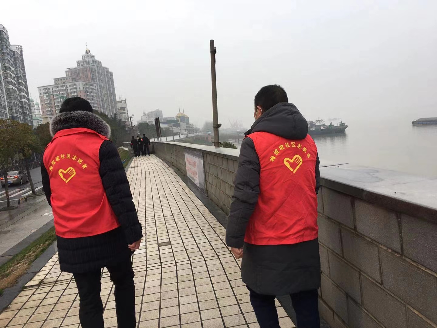 浔阳区湓浦街道"红马甲"志愿者筑牢疫情防控铜墙铁壁