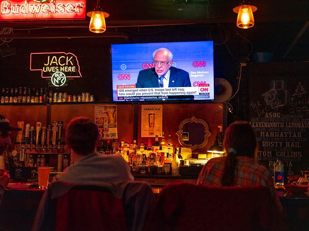 内布拉斯加州奥马哈，民主党支持者们在酒吧里观看总统候选人辩论。