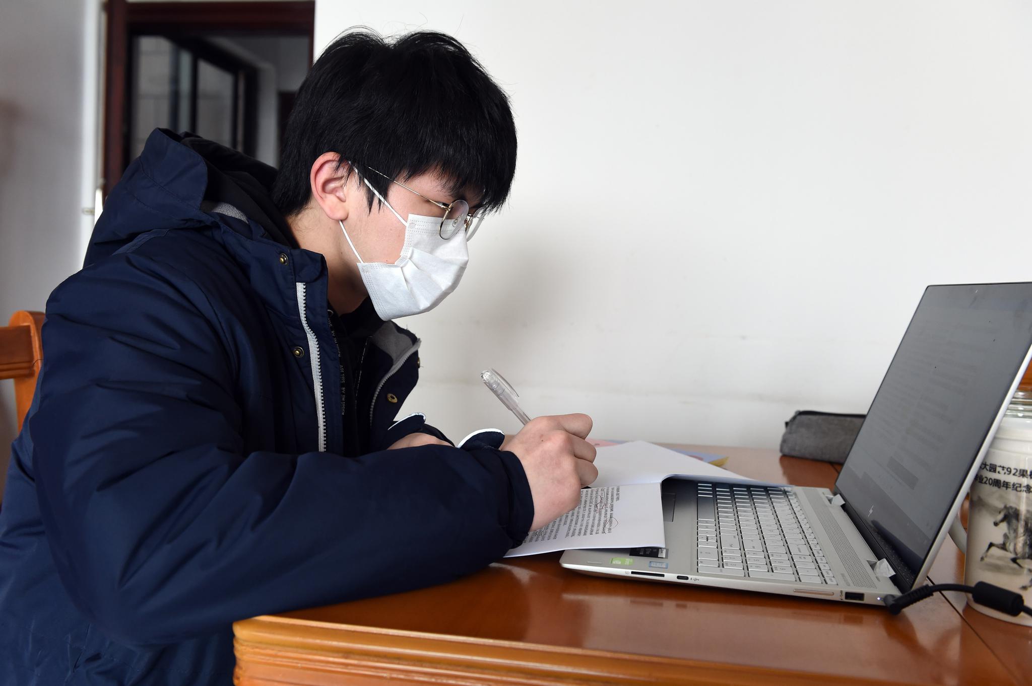 安徽省合肥八中的学生在家通过空中课堂学习.新华社发(周牧 摄)