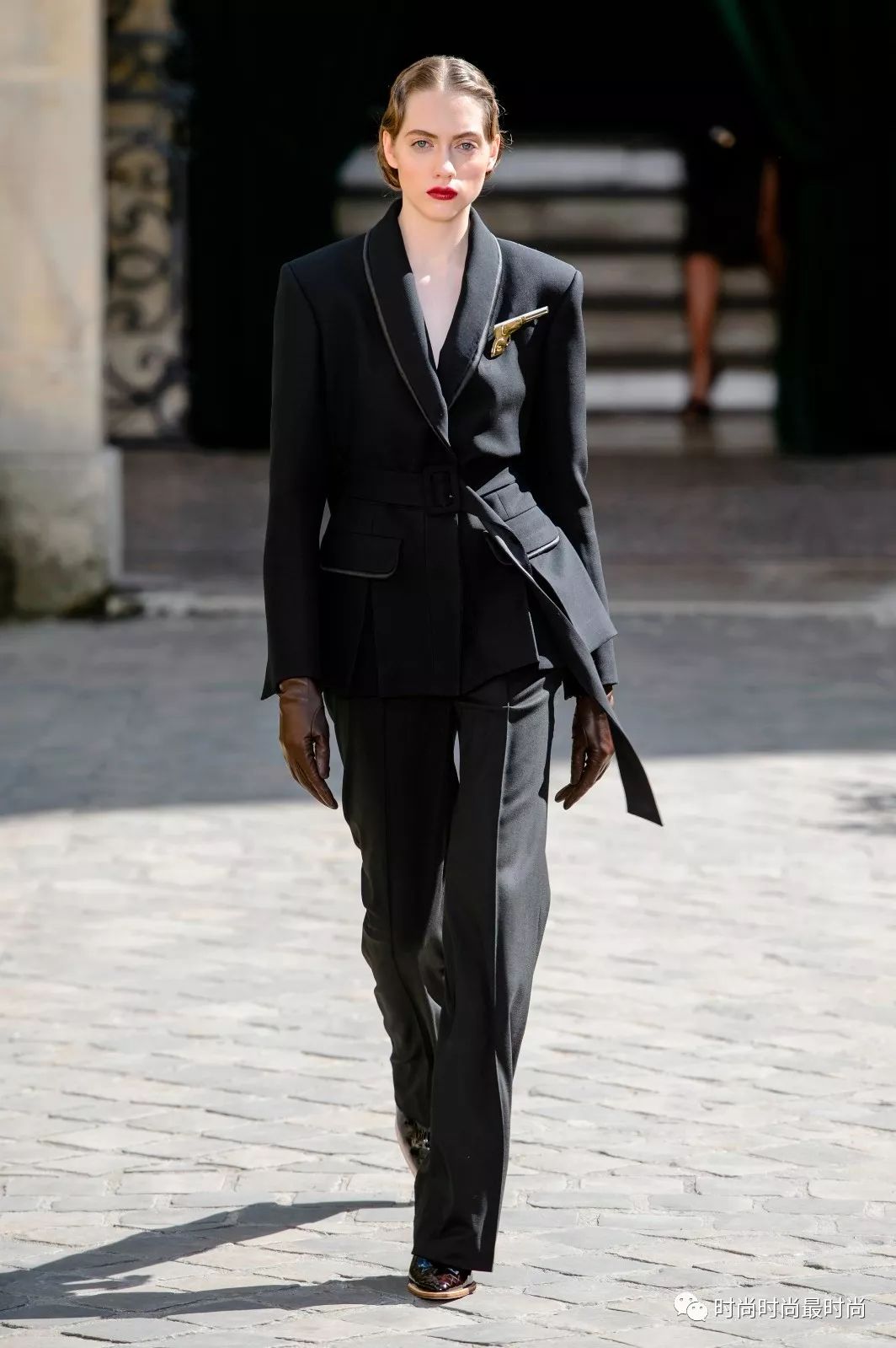 冬末春初,黑色系穿搭如何更出彩?