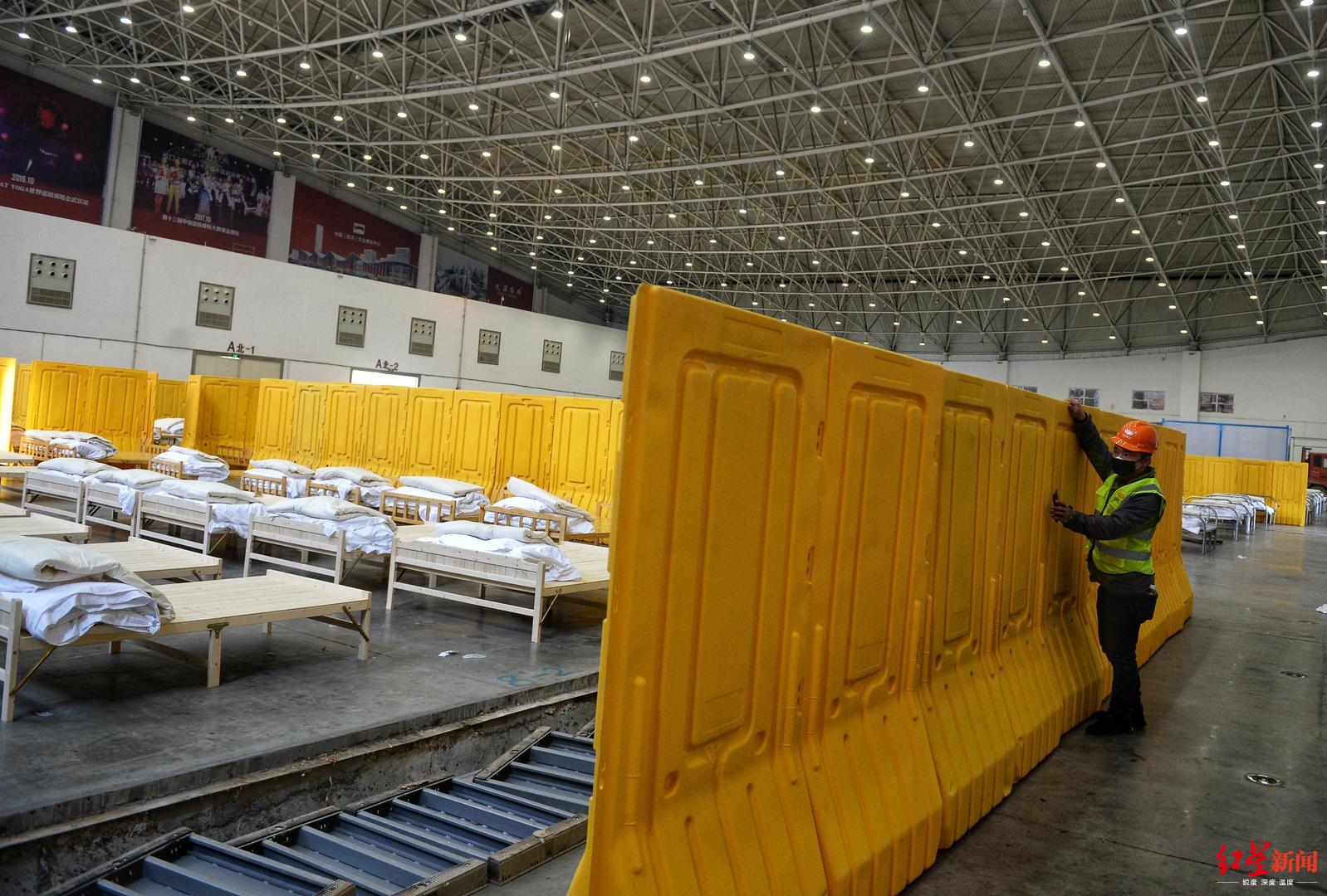 直击在建中的武汉方舱医院每张床铺配电热毯保暖