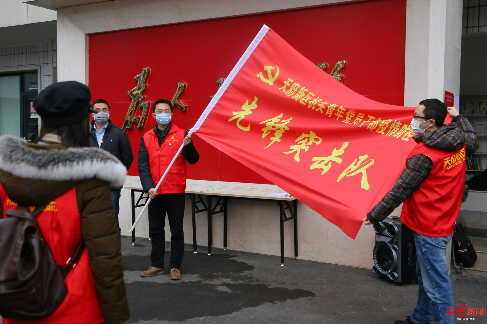 新疆牧民亮党徽拒酬劳 党员身份自豪与责任