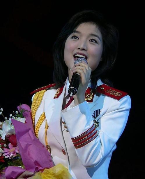 她最早唱越剧反串小生演唱久别的人成名如今很少公开露面