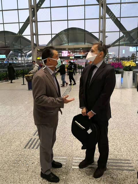 △图为1月30日清晨Lipkin教授到广州白云机场送别钟南山院士