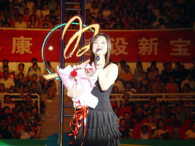 她最早唱越剧反串小生演唱久别的人成名如今很少公开露面