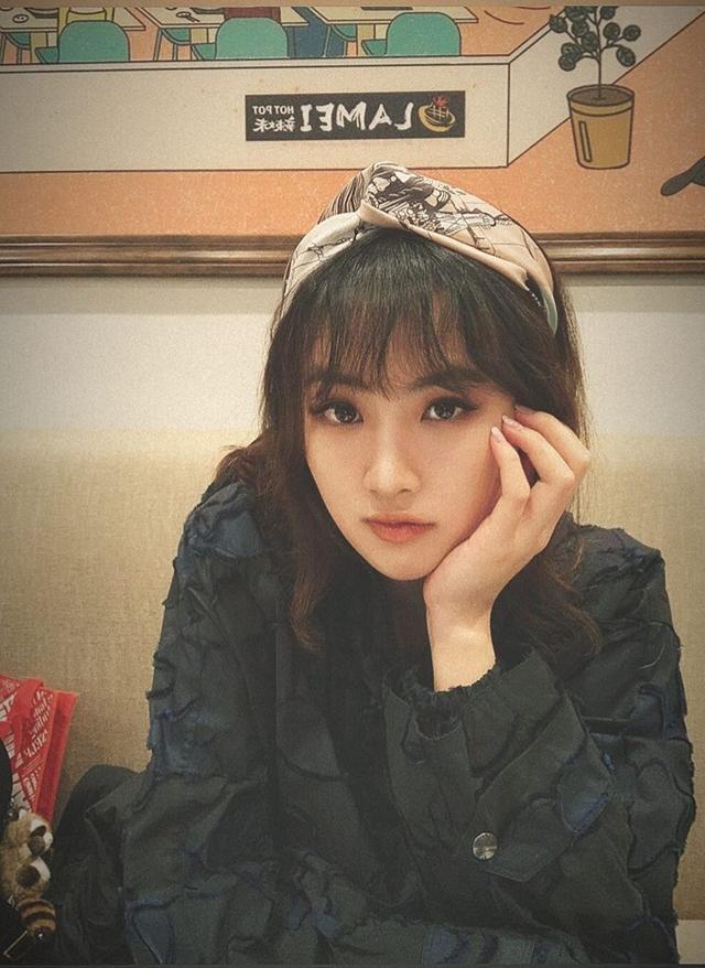 华为最美千金姚安娜,穿黑色吊带连衣裙配乞丐风短裤,美成小公主