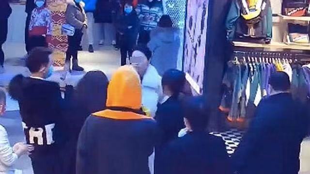 超市打人口罩_不戴口罩不扫码还打人!四川乐山一名妇女强闯超市被拘留
