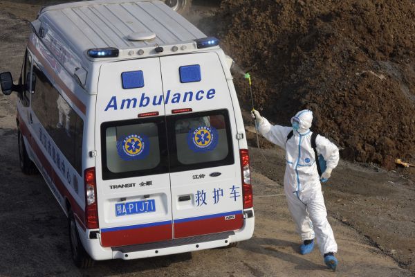 2月4日，在武汉火神山新型冠状病毒感染肺炎专科医院，工作人员对救护车进行消毒。新华社发（范显海 摄）