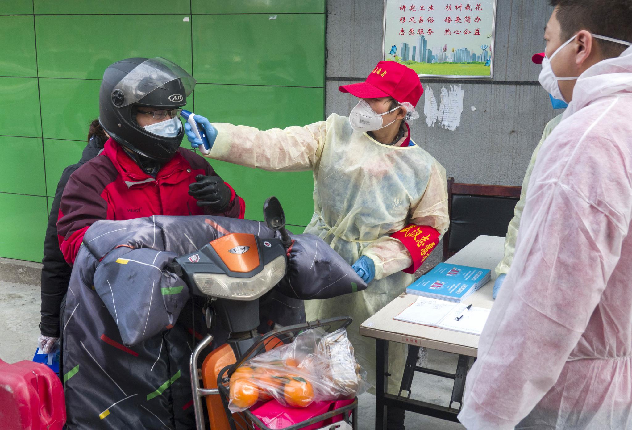 武汉:坚守社区,共抗疫情|独居老人|社区工作人员_新浪新闻