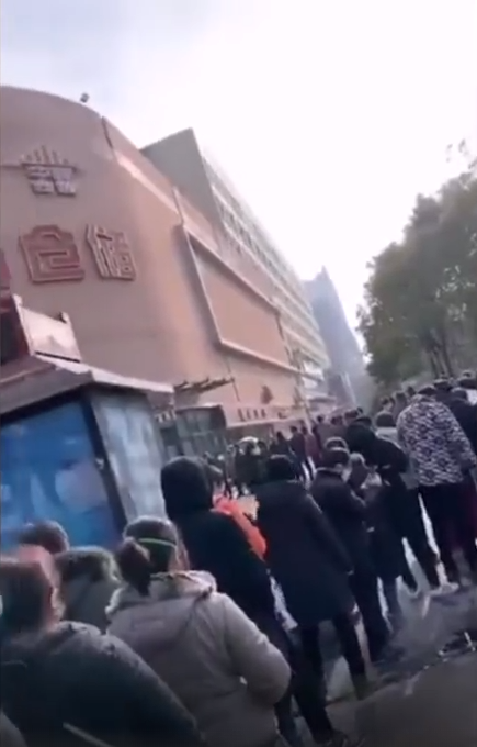 社区人员辟谣“居民排队买菜” 视频截图