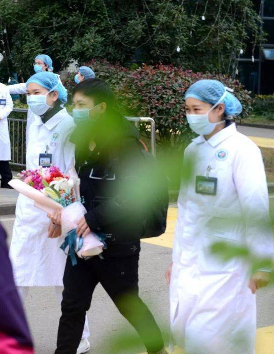 四川南充首例新冠肺炎患者治愈出院天天手机和家人视频