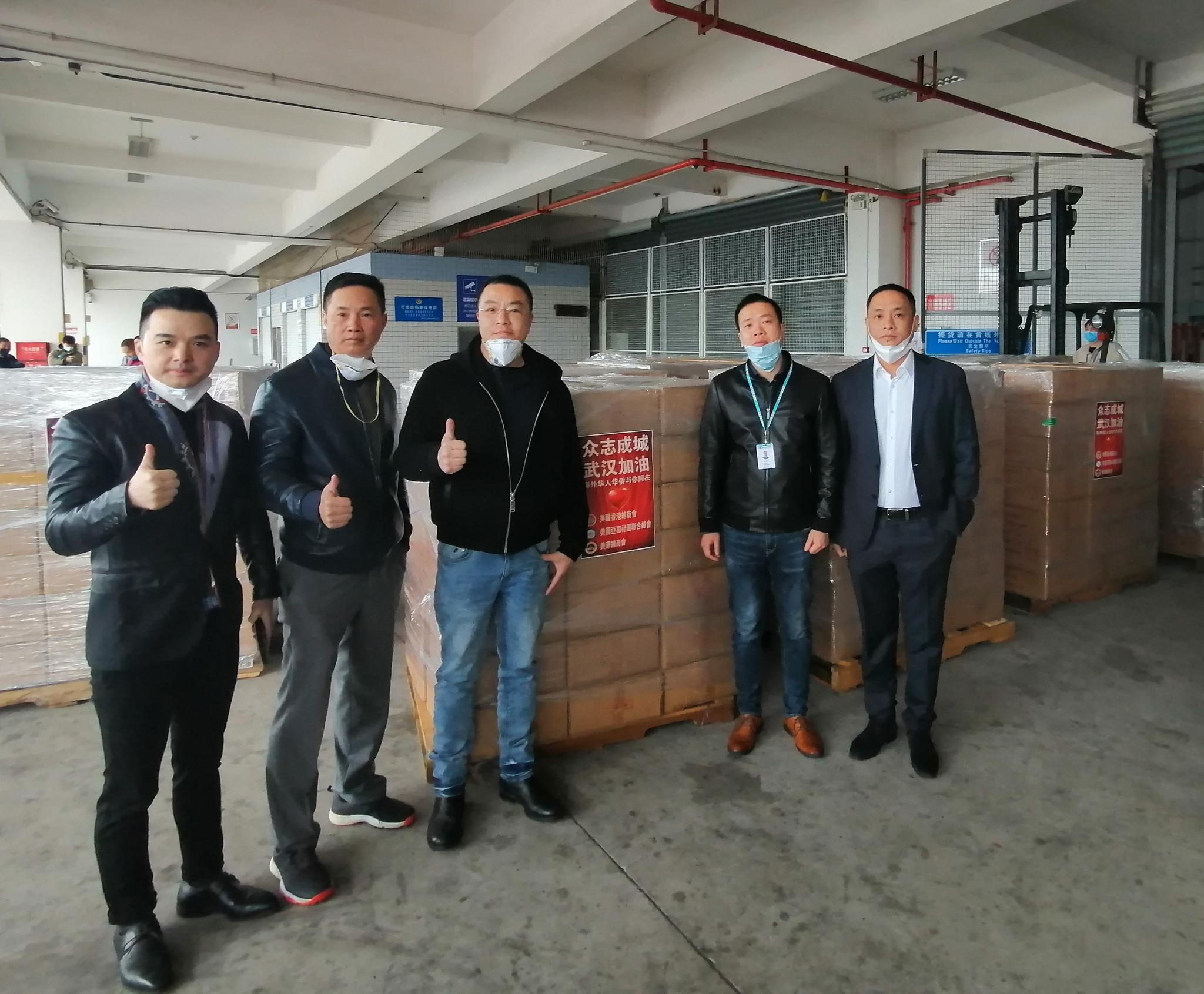 捐赠方代表叶任辉(右一)等人和湖北慈善总会工作人员,在福州长乐国际