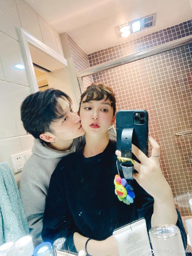 李雨桐公开恋情，照片中男友亲吻其侧脸幸福甜蜜