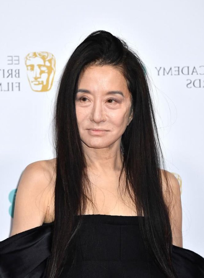 70岁"婚纱女王"王薇薇,一字肩上衣配喇叭裤,身材依旧似少女