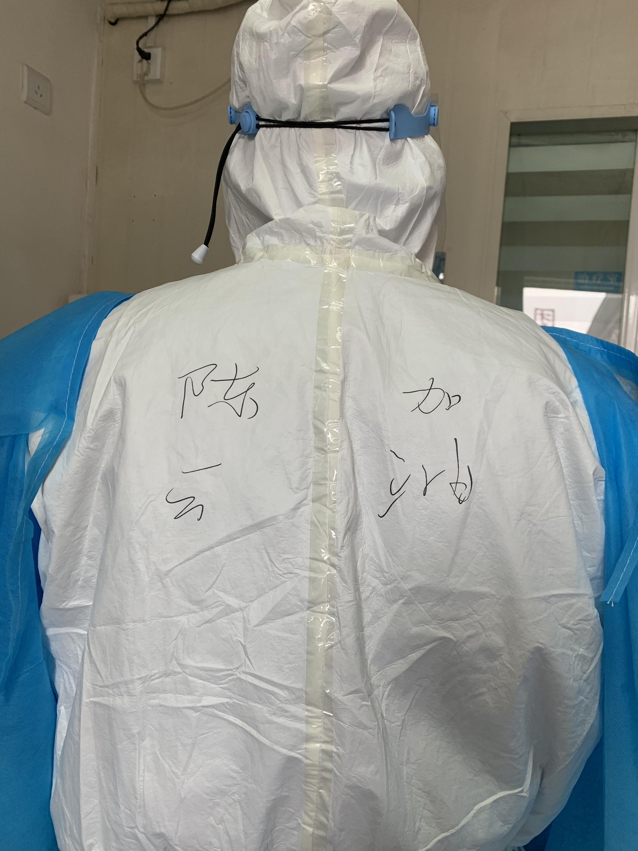 漯河市中医院发热门诊,医生24小时值守处置发热病人。受访者供图