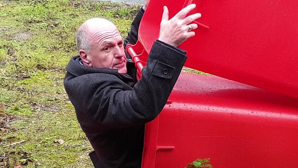 达维演示他的新发明 。(图源:镜报)