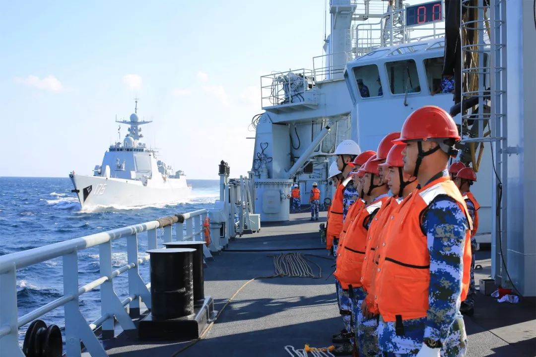 海军第34批护航编队组织首次海空立体航行补给