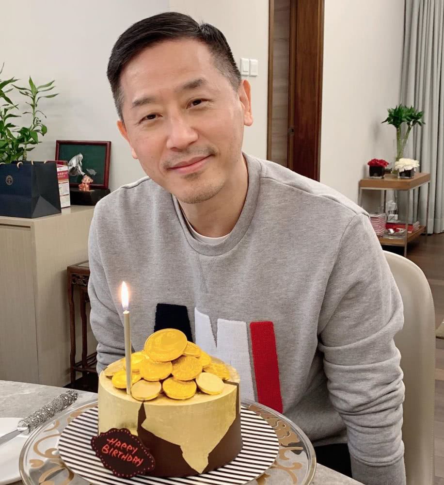 强颜欢笑唐鹤德过生日超开朗私下用张国荣头像睹物思人