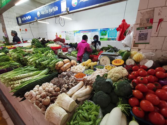 南宁飞凤,凤岭市场蔬菜肉类供应充足,大白菜3元/斤