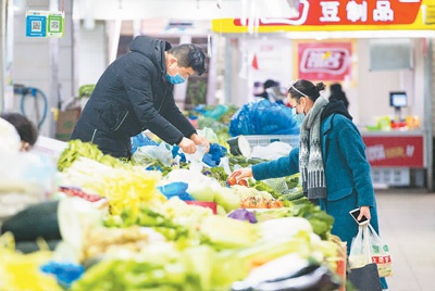 1月31日，市民在江苏省南京一家集贸市场购买蔬菜。 　　苏 阳摄（人民视觉）