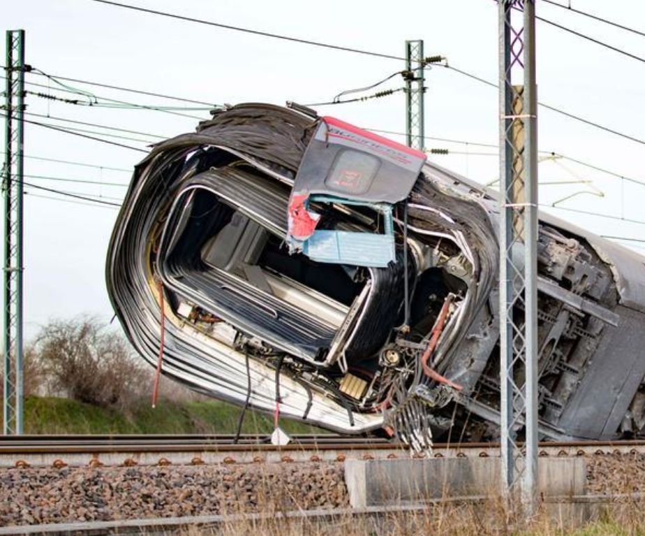意大利一高速列车发生脱轨事故