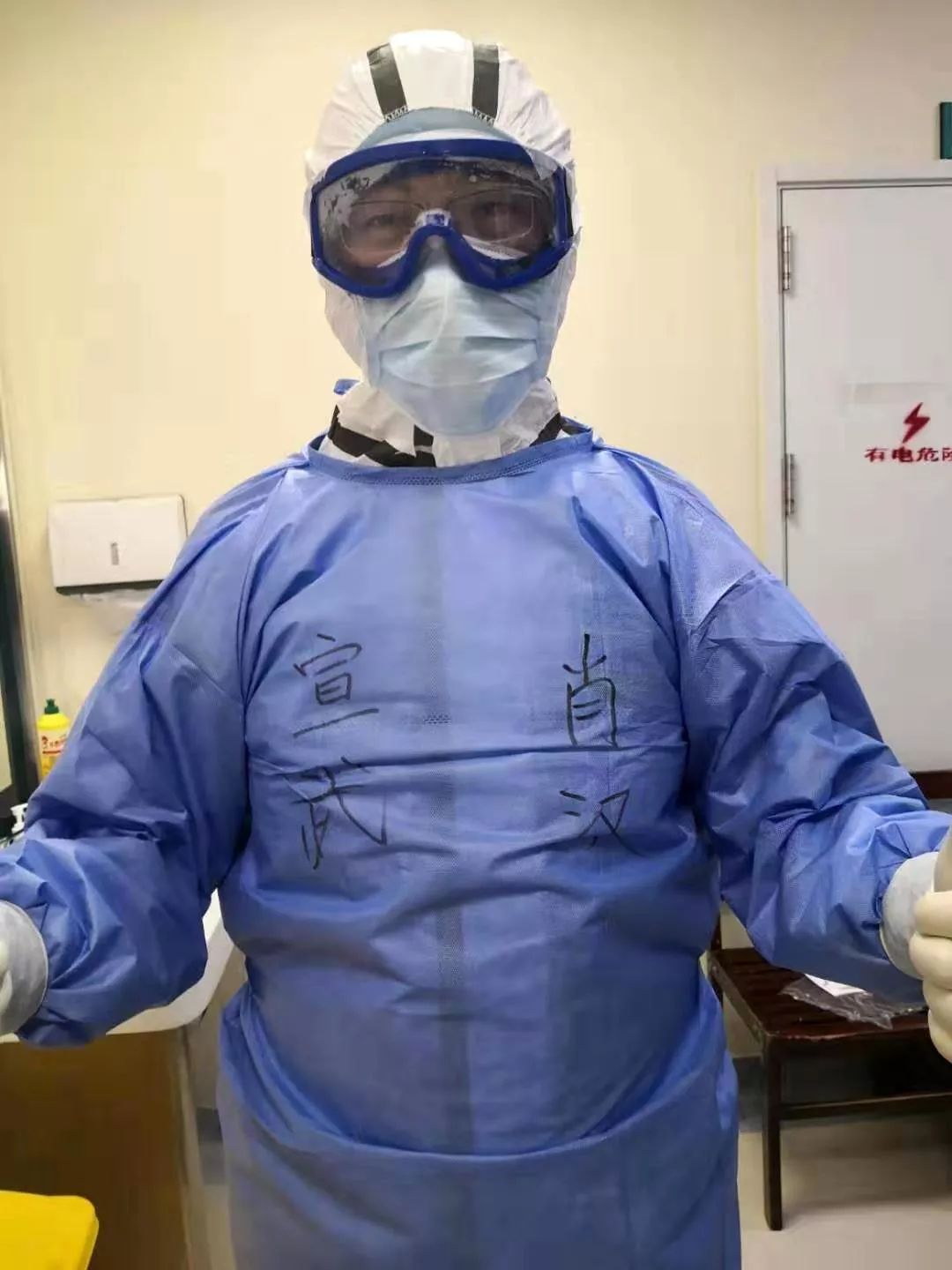 三过家门而不入武汉籍医生驰援家乡说到患者他哭了