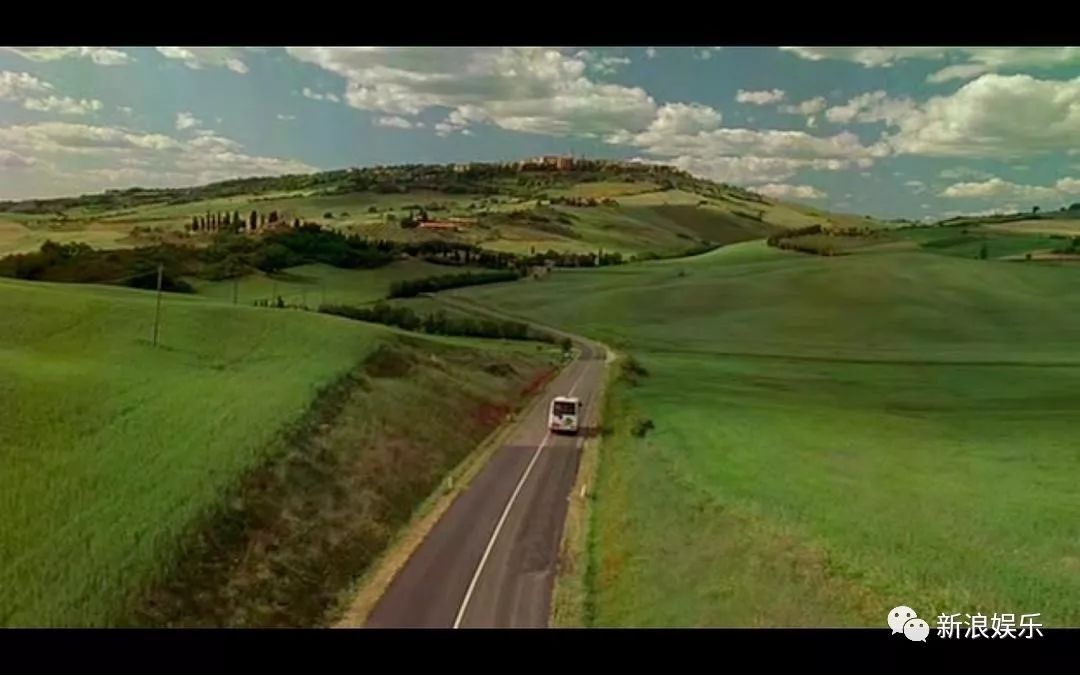 影片在意大利取景,电影中有很多远景镜头,把意大利托斯卡纳的美景慢慢