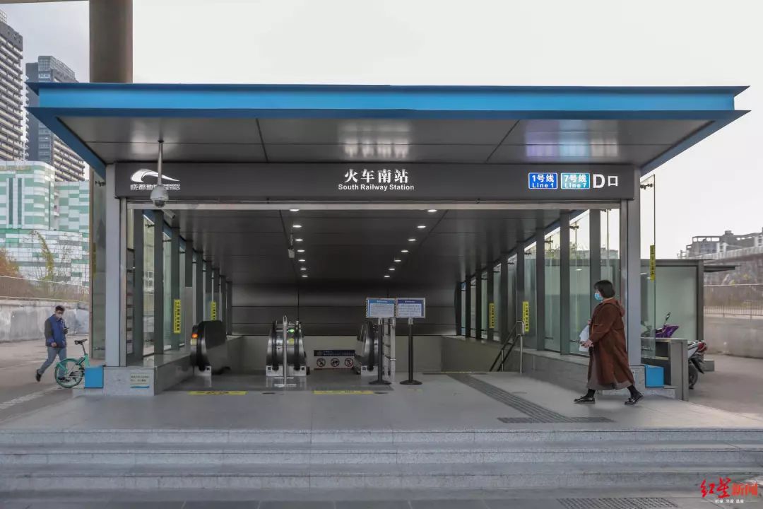 7日早上8时35分,记者再次来到火车南站地铁站,可以看到,早高峰的人群