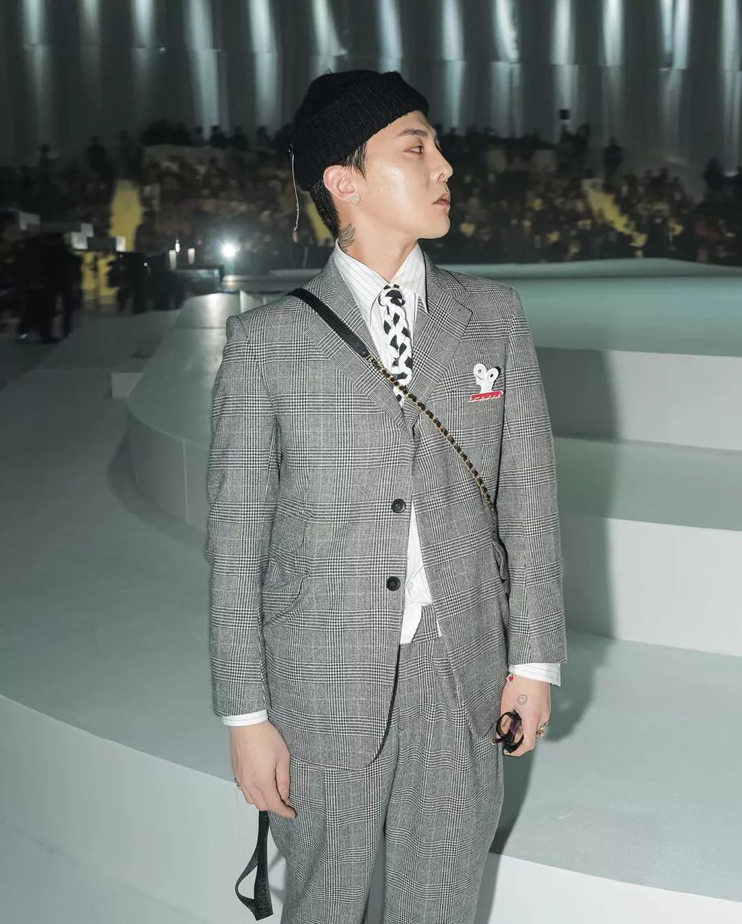 权志龙穿飞行夹克,衣摆外露慵懒随性,背四万多女士链条包潮味足