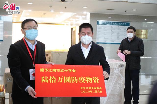 图为江阴市政协委员,北京江阴企业商会执行会长兼秘书长丁德法(右)在