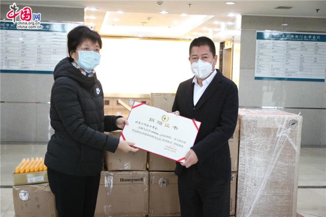 图为江阴市政协委员,北京江阴企业商会执行会长兼秘书长丁德法(右)