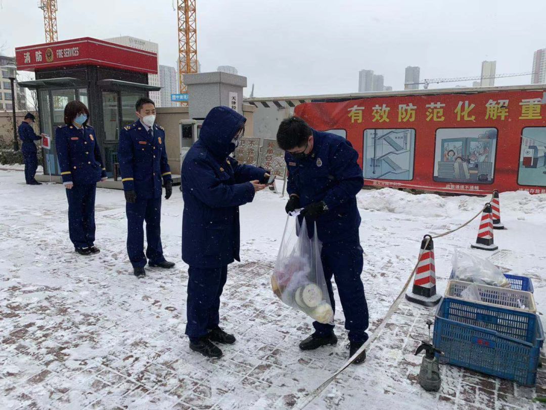 减少购物出行     解决家庭需求——开发支队为指战员实施果蔬上门服务