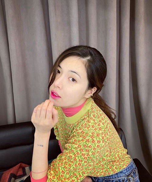 泫雅自曝素颜照 碎花毛衣牛仔裙尽显朴素美