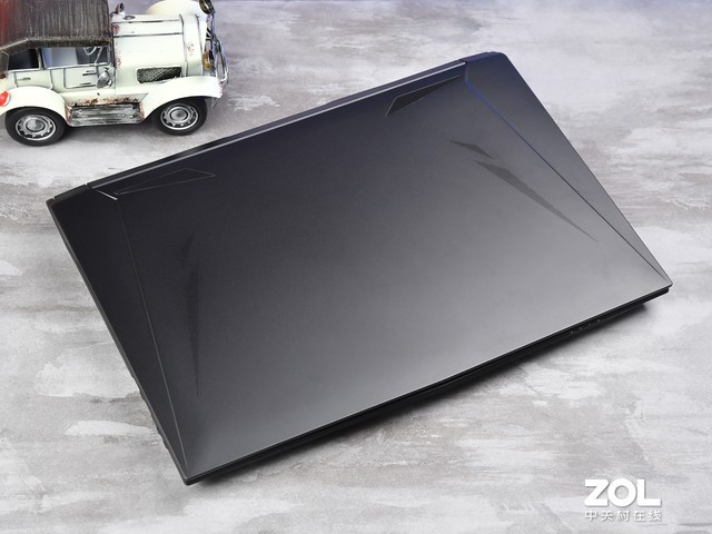 除此之外,神舟战神tx8的键盘也支持单分区背光,颜色和亮度均可调.