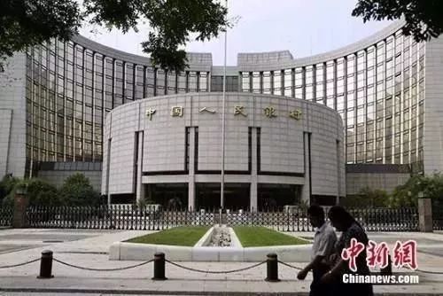 中国人民银走原料图。中新社发 李慧思 摄