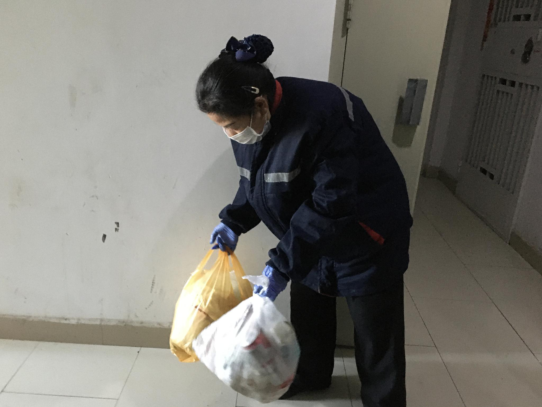 "逆行"保洁员一人双岗 协助业主孕妇保平安