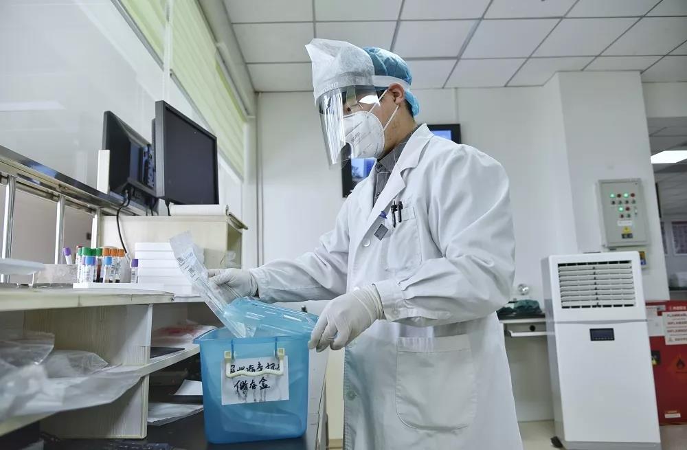 实验室接收病毒咽拭子标本。