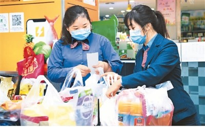 1月30日，浙江省湖州市吴兴区的超市工作人员根据清单帮助居民采购日常用品。吴兴区在区内的电商平台新增了线上超市，并提供送货上门服务。 　　新华社记者 徐 昱摄