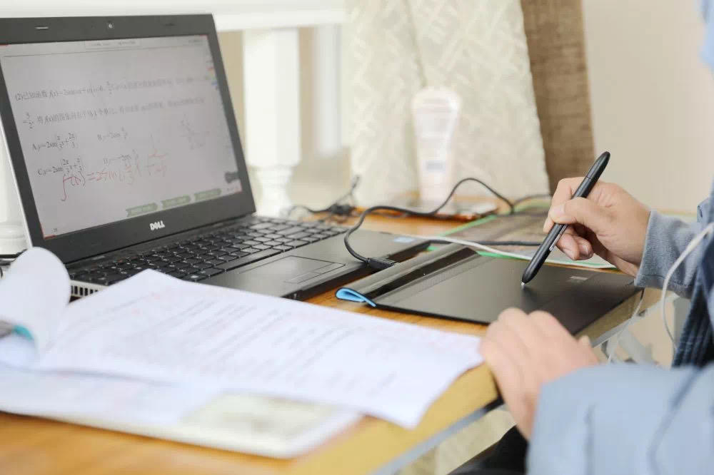 老师变身"网络主播" 新津高三学生"宅"家上网课