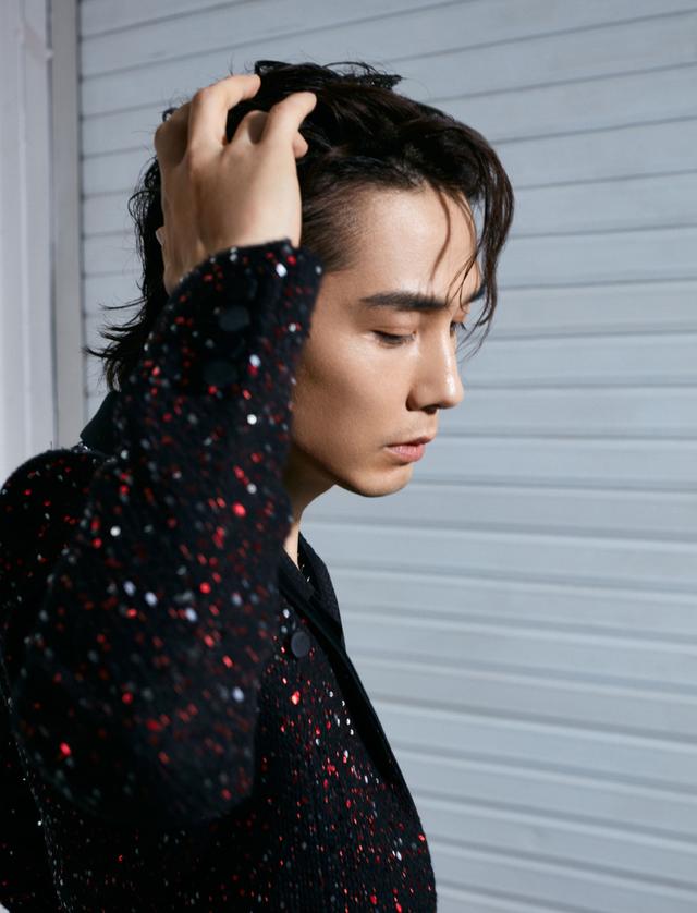 他主演《会有天使替我爱你》,今穿露胃西装,配黑色内搭摩登性感