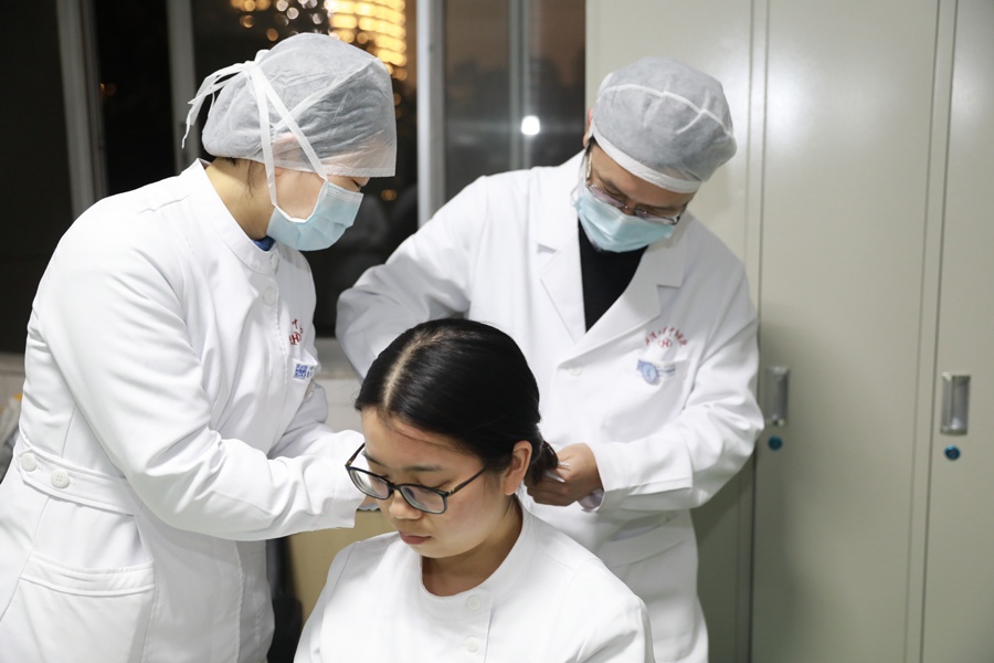 武汉:支援隔离病房 女护士集体剪发